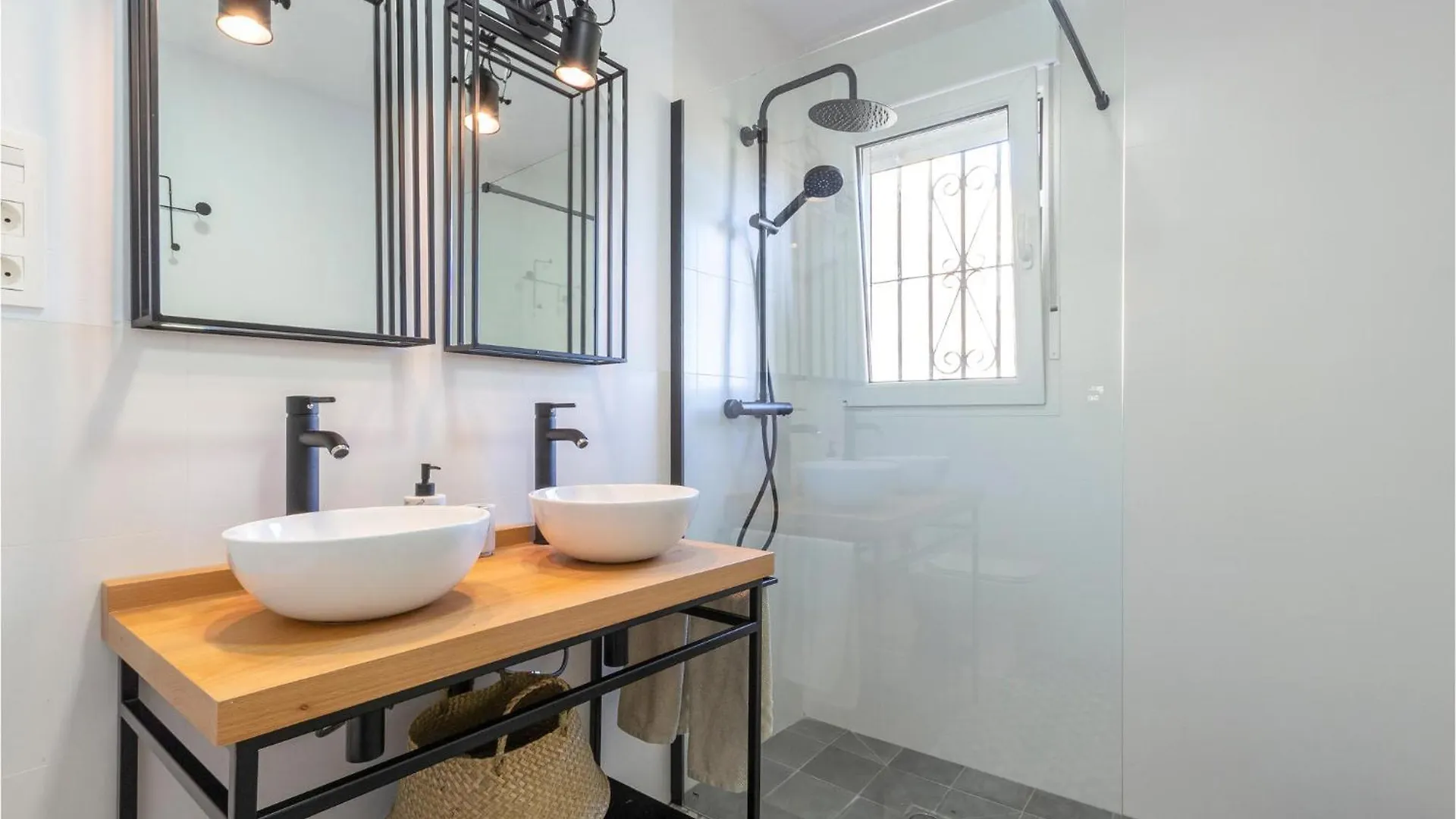 Gorgeous Home In Nigueelas With Wifi Niguelas