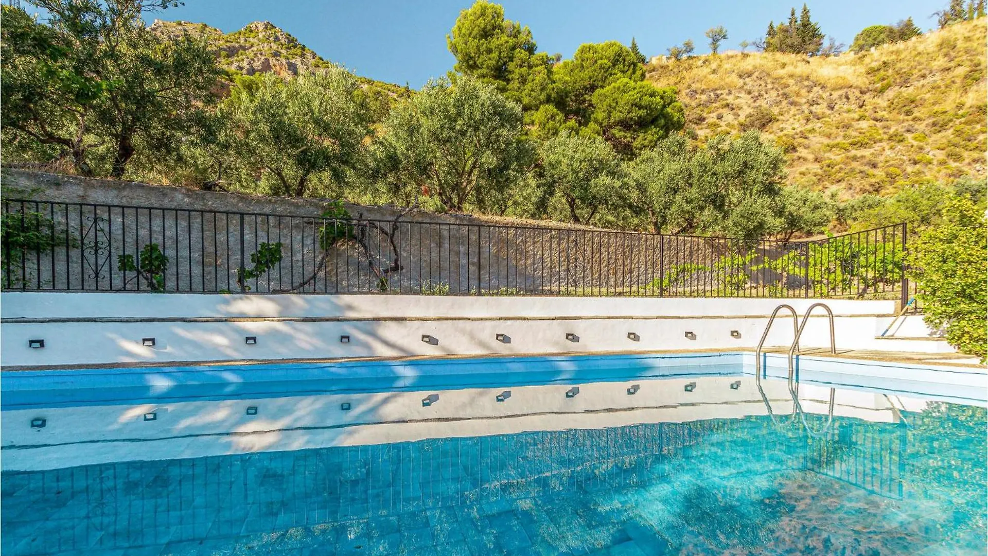 Gorgeous Home In Nigueelas With Wifi 0*, Niguelas Spain
